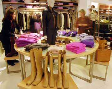 Νόμο για τη λειτουργία των εμπορικών καταστημάτων όλο το 24ωρο ενέκρινε η Μαδρίτη