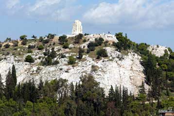 Να καταργηθεί η περίφραξη των Λόφων Πνύκας, Φιλοπάππου και Νυμφών ζητούν 12 Αθηναίοι