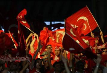 Πάρτι πρόκρισης, αλλά με νεκρό στην Τουρκία