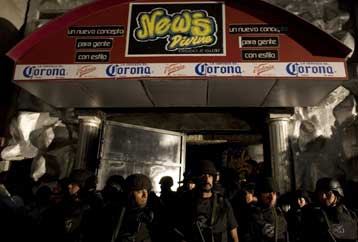 Θαμώνες νυχτερινού κέντρου στο Μεξικό ποδοπατήθηκαν σε έφοδο της αστυνομίας