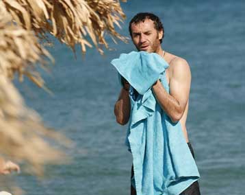 Φωτιά στα… μπατζάκια του στην άμμο της Μυκόνου