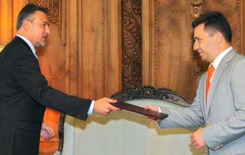 Εντολή διακυβέρνησης στον Γκρούεφσκι, αρχίζει επαφές με τους Αλβανούς ηγέτες