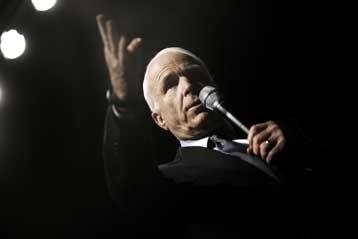 «Πονοκέφαλο» προκαλούν στον ΜακΚέιν δηλώσεις συμβούλου του