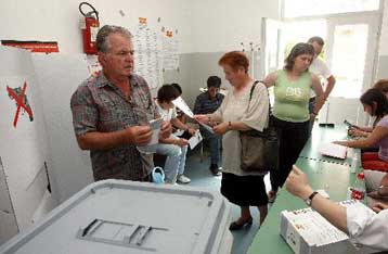 Επαναληπτική ψηφοφορία σε 15 εκλογικά τμήματα της ΠΓΔΜ