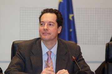 Στην Κομισιόν θέτει το ζήτημα για το κοινό επώνυμο συζύγων το ΠΑΣΟΚ