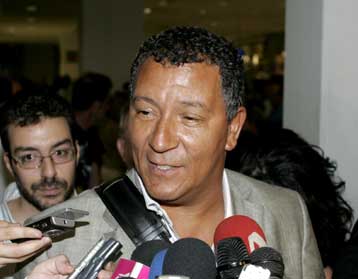 Με υποσχέσεις για υπερηφάνεια έφτασε στην Αθήνα ο Τεν Κάτε