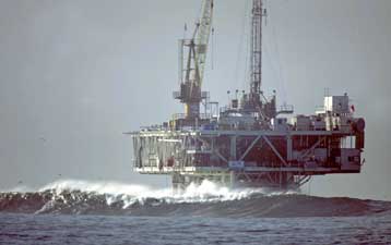 Υποχώρηση των τιμών του πετρελαίου κάτω από τα 135 δολάρια το βαρέλι