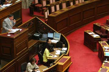 Καταγγελίες Καρατζαφέρη στη Βουλή για «γαλάζια» εμπλοκή στην υπόθεση Siemens