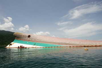 Νεκρούς από το ναυάγιο στις Φιλιππίνες συνεχίζουν να ανασύρουν οι Αρχές