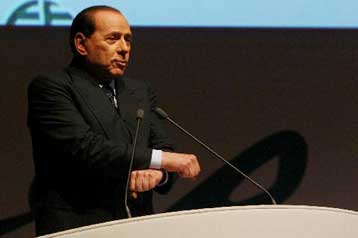 «Καρκίνωμα» οι δικαστές, λέει ο Μπερλουσκόνι σε νέα μετωπική με τη Δικαιοσύνη