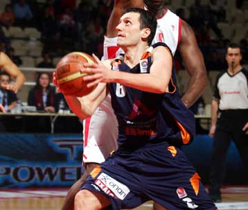 Τριετές συμβόλαιο υπέγραψε στο Μαρούσι ο Κουμπούρας