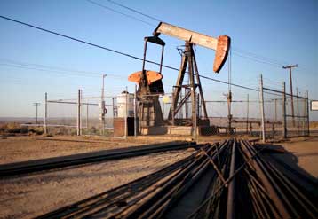 Νέο ιστορικό ρεκόρ για το πετρέλαιο, πλησίασε τα 143 δολάρια το βαρέλι