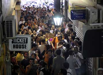 Το αδιαχώρητο στα σημεία πώλησης εισιτηρίων για τη συναυλία της Μαντόνα