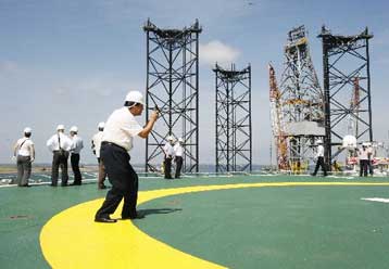 Σε νέο ιστορικό ρεκόρ εκτινάσσεται η τιμή του πετρελαίου, πάνω από τα 143 δολάρια