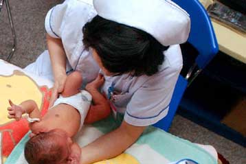 Πενηνταπεντάχρονη Βρετανίδα γέννησε με ωάρια που βρήκε μέσω αγγελιών σε λεωφορεία