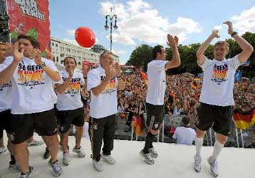 Τους υποδέχτηκαν… σαν να πήραν το Euro!