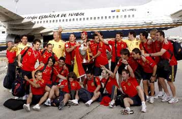 Λαοθάλασσα, μπουγέλα και… τρέλα για τους ήρωες της Ισπανίας