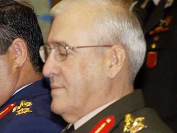 Σύλληψη απόστρατων στρατηγών και δημοσιογράφων στην Τουρκία για παρακρατική δράση