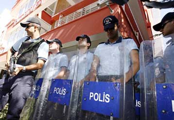 «Περνάμε δύσκολες ώρες» ομολογεί Τούρκος στρατηγός, ζητώντας ηρεμία