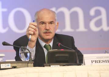 Με ομιλία του Γ.Παπανδρέου έκλεισε το Συνέδριο της Σοσιαλιστικής Διεθνούς