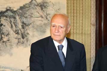 Στη Βιέννη για συνομιλίες με την αυστριακή ηγεσία ο Κάρολος Παπούλιας