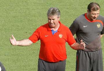 Ο Χίντινκ παραμένει στον πάγκο της Ρωσία μέχρι το Μουντιάλ