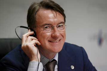 Συνέχεια στην κόντρα με τον Νικολά Σαρκοζί έδωσε ο επίτροπος Πίτερ Μάντελσον