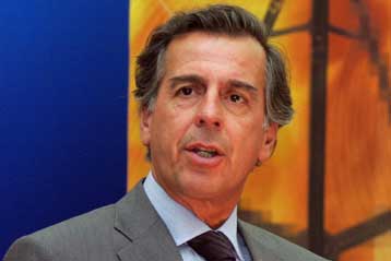 Κυβερνητική στήριξη, αλλά με αποστάσεις, στον Μιχάλη Λιάπη