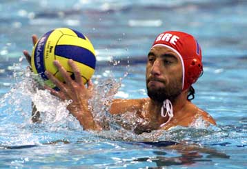 Ανδρες και γυναίκες στις πισίνες της Μάλαγα, πρόβλημα με Δεληγιάννη