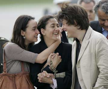 Στο Παρίσι η Ίνγκριντ Μπετανκούρ, καλεί σε διάλογο με τους αντάρτες