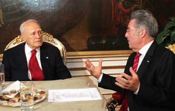 Κυπριακό και διμερή θέματα στη συνάντηση K.Παπούλια με τον Αυστριακό πρόεδρο