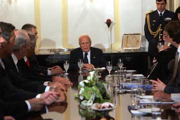 Παρέμβαση με νόημα του Κάρολου Παπούλια για τις πολιτικές εξελίξεις