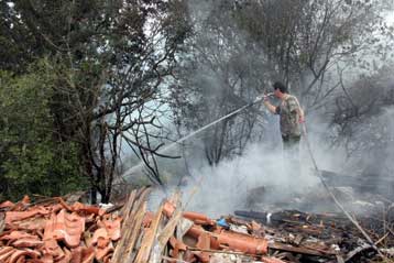 Μεγάλη πυρκαγιά στο Μαίναλο απειλεί ελατοδάσος