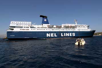 Στο λιμάνι της Χίου το «Θεόφιλος» για την αποβίβαση των οχημάτων