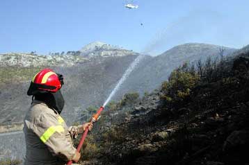 Υπό πλήρη έλεγχο οι πυρκαγιές σε Ύδρα και Πελοπόννησο, σε ύφεση η φωτιά στο Μαίναλο