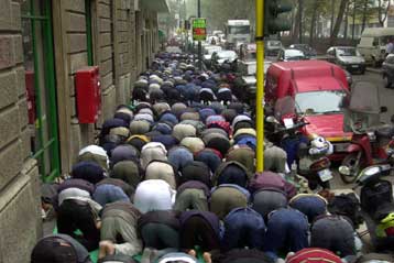 Με κλείσιμο του τζαμιού στο Μιλάνο απειλεί ο Ιταλός υπουργός Εσωτερικών