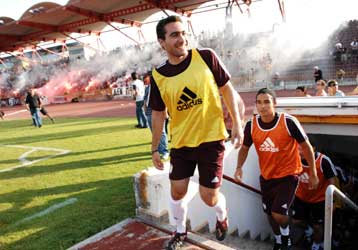 Τρελάθηκε από τον κόσμο ο Μπενζά στην «πρώτη» της Λάρισας