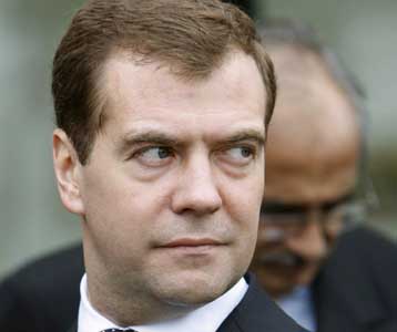 Απειλεί με αντίμετρα ο Μεντβέντεφ στη συμφωνία για την αντιπυραυλική ασπίδα