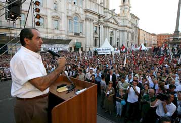 Διαδήλωση διαμαρτυρίας κατά του Μπερλουσκόνι με φόντο τη δικαστική ασυλία