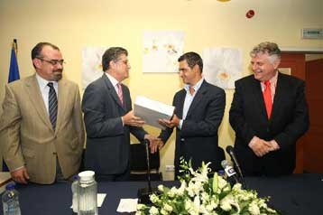 Δελτία κοινωνικού τουρισμού παρέδωσε ο Αρ.Σπηλιωτόπουλος στον ΟΚΑΝΑ