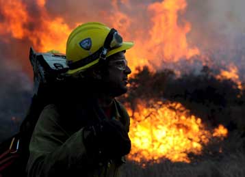 Χιλιάδες άτομα εγκαταλείπουν τα σπίτια τους στην Καλιφόρνια εξαιτίας των πυρκαγιών