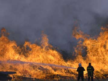 Μαίνεται η πυρκαγιά στο Ρέθυμνο, υπό πλήρη έλεγχο η φωτιά στη Νάξο