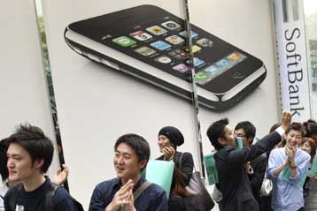 Ουρές στα καταστήματα για το διεθνές λανσάρισμα του iPhone 3G