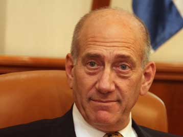 Σε δικαστικό κλοίο ο Ολμέρτ μετά τις κατηγορίες για απάτη και παράνομες χρηματοδοτήσεις