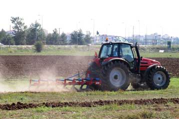 Μείωση ΦΠΑ, ή αυξήσεις τιμών στα αγροτικά προϊόντα, διαμηνύουν οι παραγωγοί