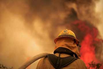 Ένας νεκρός από τις καταστροφικές πυρκαγιές στην Καλιφόρνια