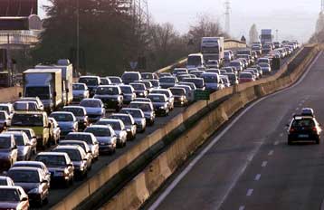 Πώς η άνοδος στην τιμή της βενζίνης σώζει ζωές στην άσφαλτο