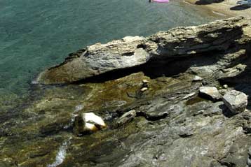 Απαγόρευση της κολύμβησης στην Ανάβυσσο λόγω μόλυνσης