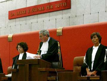 Ποινές – «χάδια» για την αστυνομική βία στα επεισόδια του 2001 στη Γένοβα