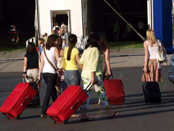 Ανεπαρκής η Επιτροπή Ανταγωνισμού στον έλεγχο των τιμών στα πλοία, λέει το ΠΑΣΟΚ